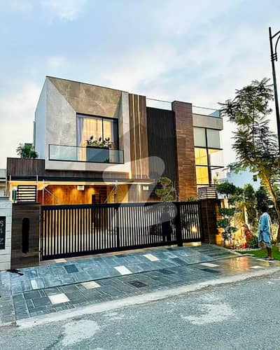 LUXURIOUS BUNGALOW 1 KANAL AVAILABLE FOR SALE IN DHA PHASE 8 LAHORE