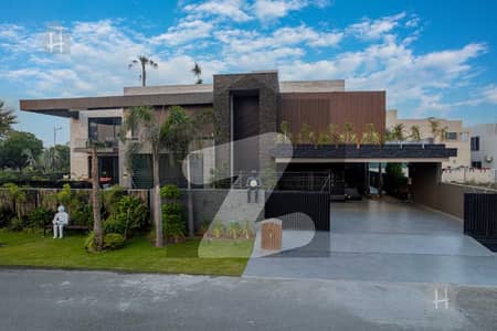 2 KANAL CORNER SPLENDID BUNGALOW WITH SWIMMING POOL & HOME THEATRE NEAR DHA RAYA