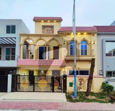 8 Marla Brand New House Available For Sale