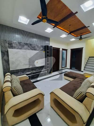 الرحیم ویلی ستیانہ روڈ,فیصل آباد میں 5 کمروں کا 5 مرلہ مکان 2.4 کروڑ میں برائے فروخت۔