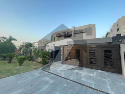 01 KANAL BEAUTIFUL HOUSE FOR SALE IN DHA PHASE 1 HOT LOCATION.
