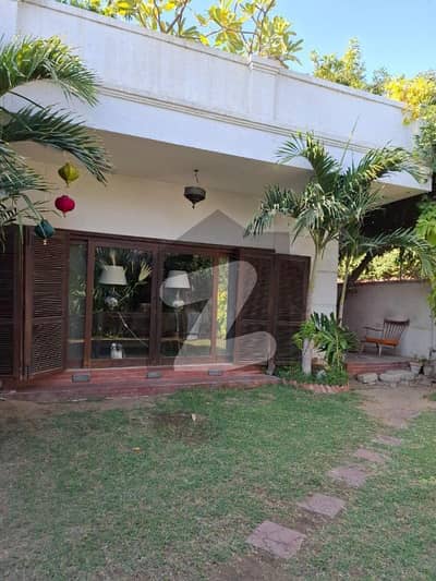 Beautiful & Well-Maintained 4-Bedroom House With Drawing, Dining, Lounge & Spacious Kitchen Available For Rent Beautiful & Well-Maintained 4-Bedroom House With Drawing, Dining, Lounge & Spacious Kitchen Available For Rent