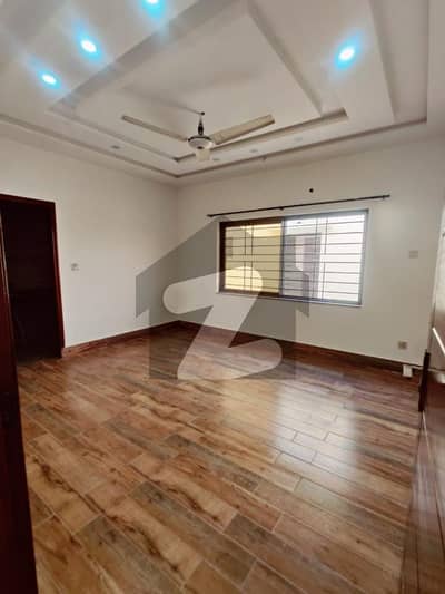 10.5 Marla Building For Sale on Main Model Town Road