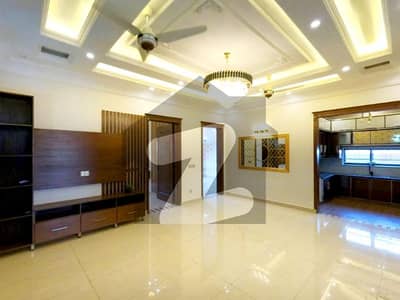 جوبلی ٹاؤن ۔ بلاک بی جوبلی ٹاؤن,لاہور میں 5 کمروں کا 10 مرلہ مکان 3.7 کروڑ میں برائے فروخت۔