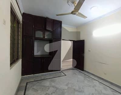 آئی ۔ 8 اسلام آباد میں 5 کمروں کا 1 کنال مکان 2.7 لاکھ میں کرایہ پر دستیاب ہے۔