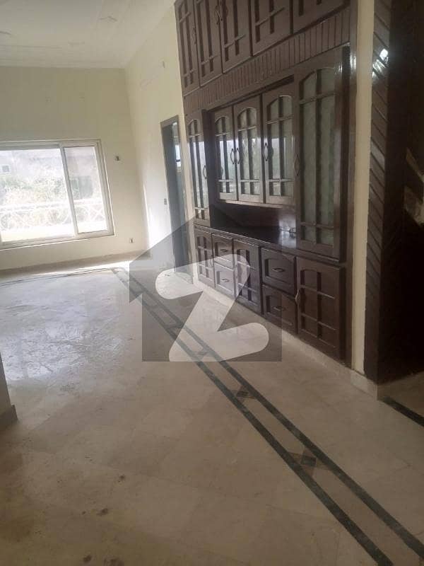 G 10 /2 60*90 Old House Available On Beautiful Location.