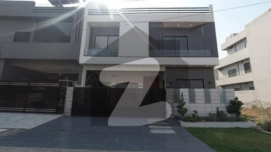 ایل ڈی اے ایوینیو لاہور میں 6 کمروں کا 10 مرلہ مکان 3.3 کروڑ میں برائے فروخت۔