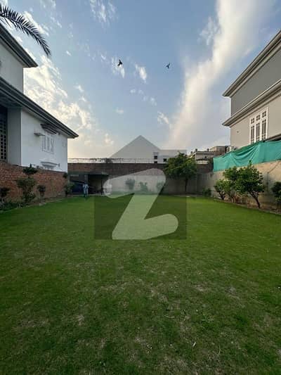 کینال پارک فیصل آباد میں 1 کنال رہائشی پلاٹ 4.5 کروڑ میں برائے فروخت۔