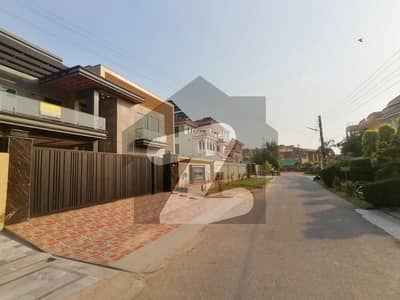 واپڈا ٹاؤن فیز 1 واپڈا ٹاؤن,لاہور میں 6 کمروں کا 1 کنال مکان 9.7 کروڑ میں برائے فروخت۔