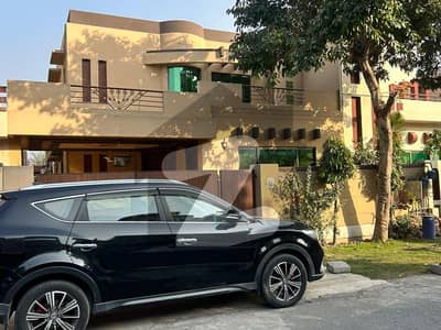 10 MARLA MOST BEAUTIFUL OWNER BUILT HOUSE FOR SALE DHA PH 8 EX AIR AVENUE