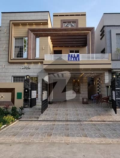 Luxurious 10 Marla House for Sale in Bahria Town Lahore