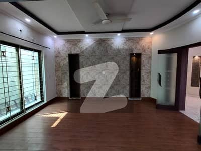 ڈی ایچ اے فیز 4 - بلاک ڈیڈی فیز 4,ڈیفنس (ڈی ایچ اے),لاہور میں 6 کمروں کا 1 کنال مکان 2.9 لاکھ میں کرایہ پر دستیاب ہے۔ ڈی ایچ اے فیز 4 - بلاک ڈیڈی فیز 4,ڈیفنس (ڈی ایچ اے),لاہور میں 6 کمروں کا 1 کنال مکان 2.9 لاکھ میں کرایہ پر دستیاب ہے۔