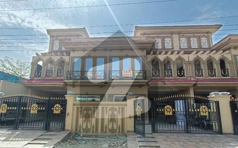 جوہر ٹاؤن لاہور میں 6 کمروں کا 10 مرلہ مکان 5.45 کروڑ میں برائے فروخت۔