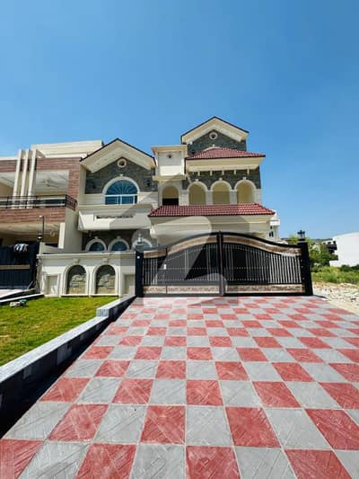 10 MARLA LUXURY BRAND NEW PARK FACE HOUSE AVAILABLE FOR SALE 10 MARLA LUXURY BRAND NEW PARK FACE HOUSE AVAILABLE FOR SALE
