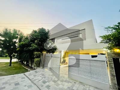 01 KANAL FULLY RENOVATED BEAUTIFUL HOUSE FOR SALE IN DHA PHASE 4. 01 KANAL FULLY RENOVATED BEAUTIFUL HOUSE FOR SALE IN DHA PHASE 4.