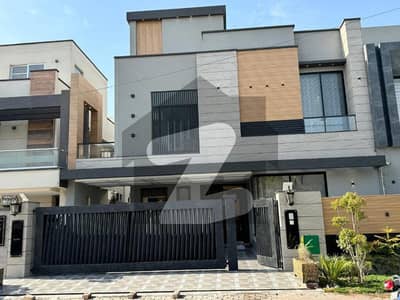 A BEAUTIFUL 10 MARLA HOUSE F0R SALE IN QUAID BLOCK SECTOR E BAHRIA TOWN LAHORE