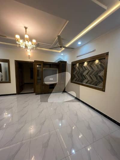 جی ۔ 13 اسلام آباد میں 5 کمروں کا 7 مرلہ مکان 6.9 کروڑ میں برائے فروخت۔