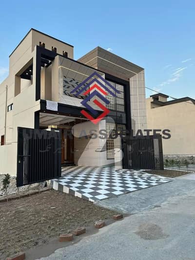 ایل ڈی اے ایوینیو ۔ بلاک جے ایل ڈی اے ایوینیو,لاہور میں 5 کمروں کا 10 مرلہ مکان 4.15 کروڑ میں برائے فروخت۔