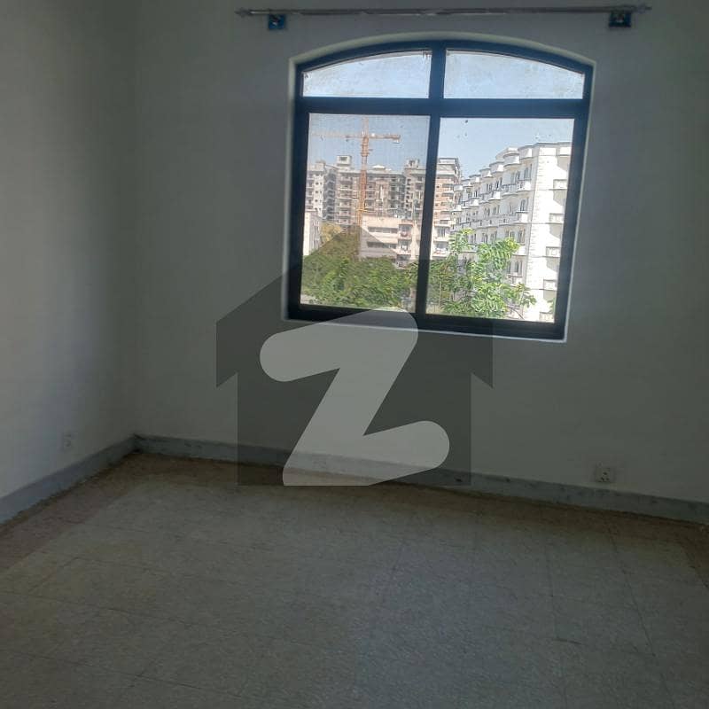 G-11 FLAT FOR RENT 3THRD FLOOR GOOD LOCTION G-11 FLAT FOR RENT 3THRD FLOOR GOOD LOCTION
