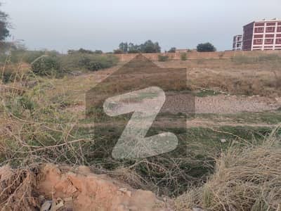 للّا روڈ پنڈ دادن خان میں 4 کنال کمرشل پلاٹ 12.8 کروڑ میں برائے فروخت۔