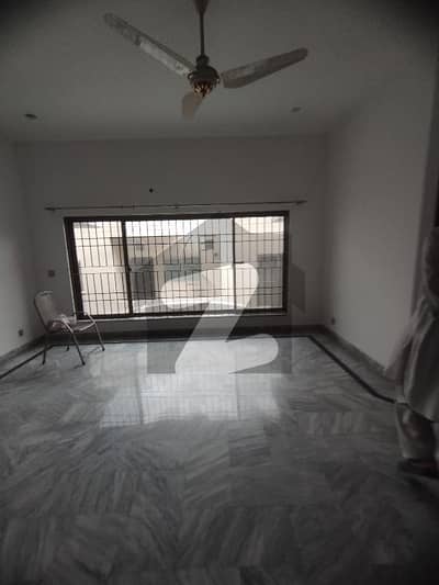 1 Kanal Beautiful Lower Floor Available For Rent Near All Facilities