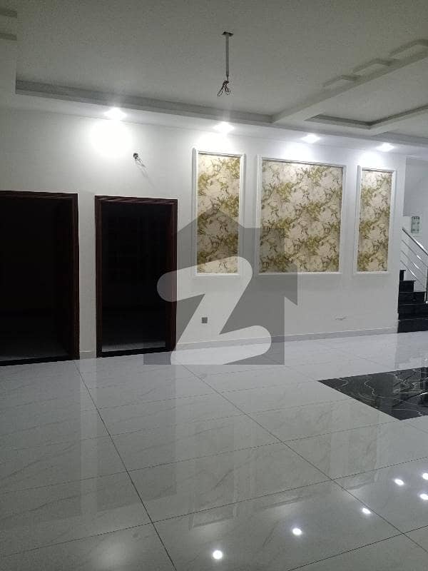 1 KANAL SINGEL STOREY HOUSE FOR SALE.