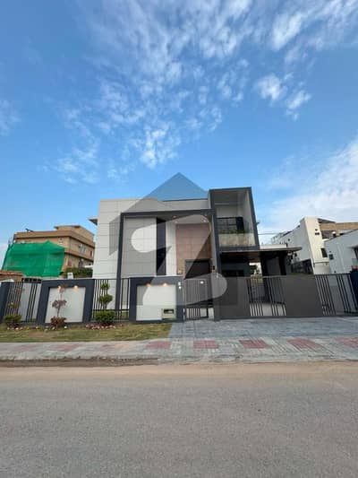 Designer's Haven: A 5-Bedroom Modern Oasis, Where Straight Lines Meet Elegant Design for Contemporary Living Designer's Haven: A 5-Bedroom Modern Oasis, Where Straight Lines Meet Elegant Design for Contemporary Living