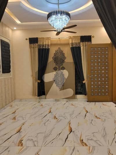 او پی ایف ہاؤسنگ سکیم لاہور میں 5 کمروں کا 10 مرلہ مکان 3.9 کروڑ میں برائے فروخت۔
