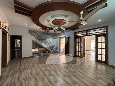 Modern House For Rent Out class location in park facing