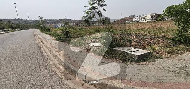 1 KANAL BOULEVARD CORNER PLOT WITH EXTRA LAND