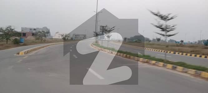 ڈی ایچ اے فیز 8 - بلاک زیڈ 5 ڈی ایچ اے فیز 8,ڈی ایچ اے ڈیفینس,لاہور میں 10 مرلہ رہائشی پلاٹ 1.25 کروڑ میں برائے فروخت۔
