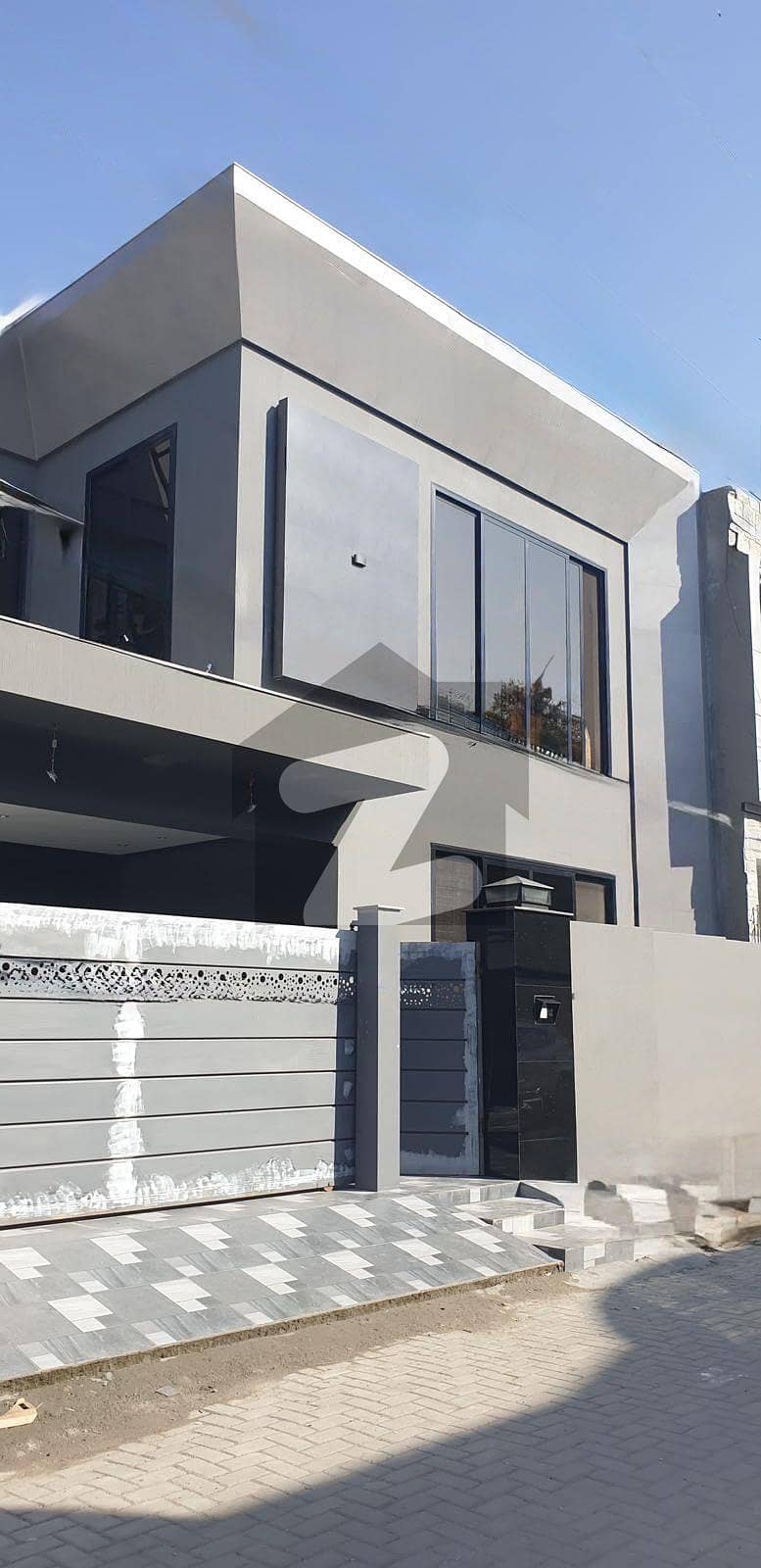 A NEWLY BUILT CORNER HOUSE A NEWLY BUILT CORNER HOUSE