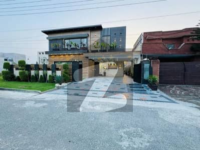 One Kanal House For Sale 5 Beds Facing Park Fully Furnished 40 Feet Road Valencia Town Lahore Pakistan