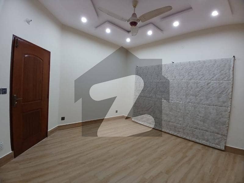 30 MARLA FIRST FLOOR HOT LOCATION 30 MARLA FIRST FLOOR HOT LOCATION