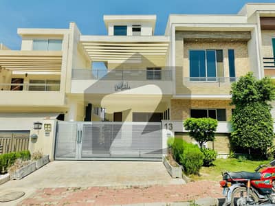 بحریہ انکلیو - سیکٹر سی 3 بحریہ انکلیو,بحریہ ٹاؤن,اسلام آباد میں 5 کمروں کا 10 مرلہ مکان 5.5 کروڑ میں برائے فروخت۔