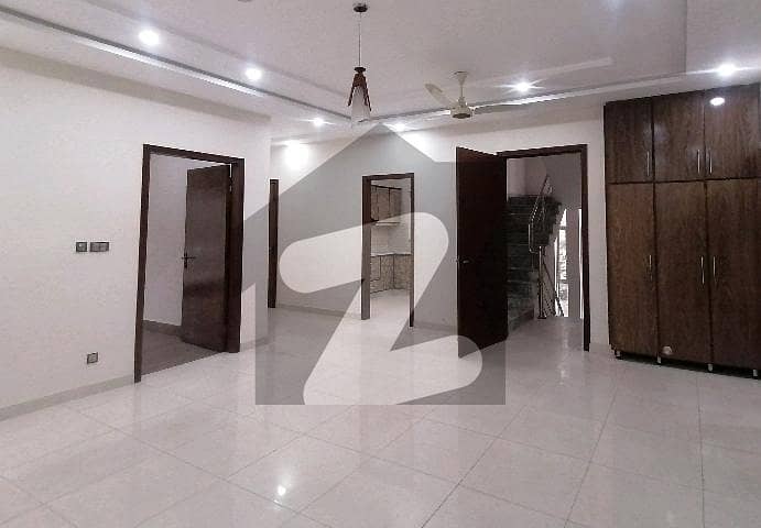 House For Grabs In 2 Kanal Gulberg House For Grabs In 2 Kanal Gulberg
