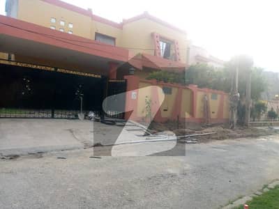 1 Kanal Single Storey House Available For Sale.