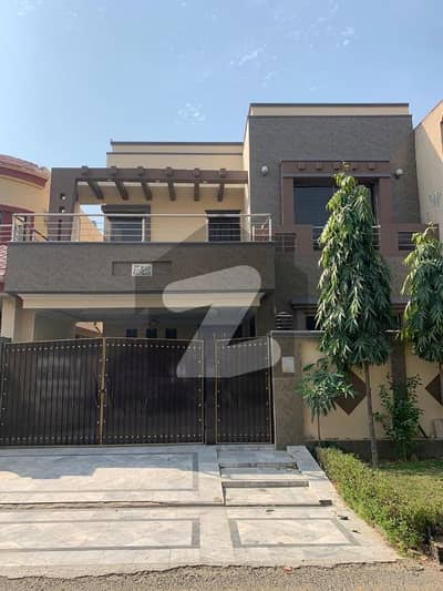 Vip 08 Marla Used House Owner Build For Sale In Bahria Town Lahore