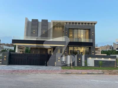 بحریہ ٹاؤن فیز 8 بحریہ ٹاؤن راولپنڈی,راولپنڈی میں 5 کمروں کا 1 کنال مکان 8.7 کروڑ میں برائے فروخت۔
