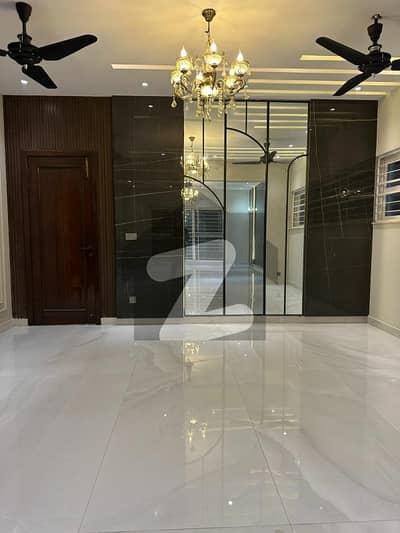 طارق گارڈنز لاہور میں 5 کمروں کا 1 کنال مکان 10.0 کروڑ میں برائے فروخت۔