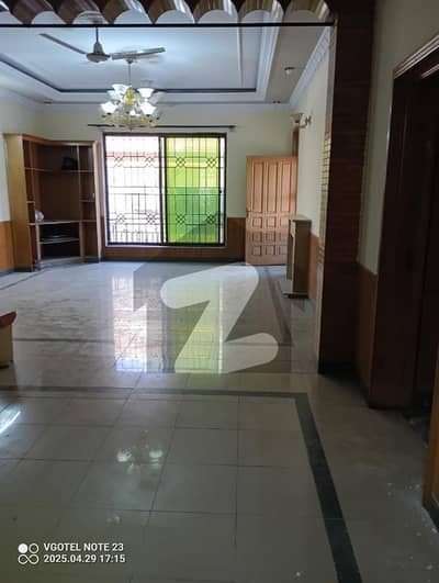 جی ۔ 11 اسلام آباد میں 3 کمروں کا 1 کنال بالائی پورشن 1.15 لاکھ میں کرایہ پر دستیاب ہے۔