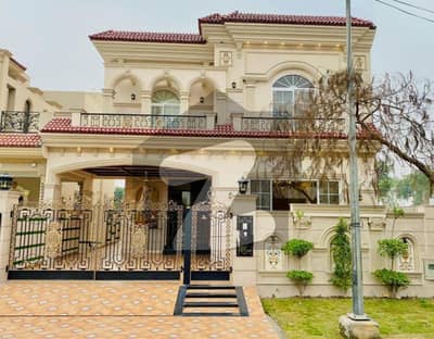 ڈی ایچ اے فیز 8 ڈیفنس (ڈی ایچ اے),لاہور میں 4 کمروں کا 10 مرلہ مکان 1.4 لاکھ میں کرایہ پر دستیاب ہے۔