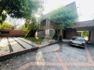 Offering 950 Sq. Yds Decent House With 85 Feet Mega Front For Sale Inside A Closed End Posh Street F8. Offering 950 Sq. Yds Decent House With 85 Feet Mega Front For Sale Inside A Closed End Posh Street F8.