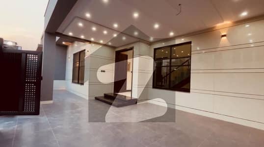 کینال گارڈن فیصل آباد میں 5 کمروں کا 10 مرلہ مکان 5.25 کروڑ میں برائے فروخت۔