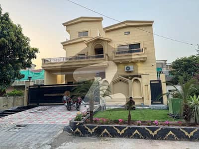 G,11/1- RENOVATED HOUSE FOR SALE 4 BED ATTACHED BATH 2 KITCHEN 2 DD SERVANT MARBLE FLOOR BEST LOCATION NAYER TO PARK MOSQUE MARKET DEMAND 5,80. G,11/1- RENOVATED HOUSE FOR SALE 4 BED ATTACHED BATH 2 KITCHEN 2 DD SERVANT MARBLE FLOOR BEST LOCATION NAYER TO PARK MOSQUE MARKET DEMAND 5,80.