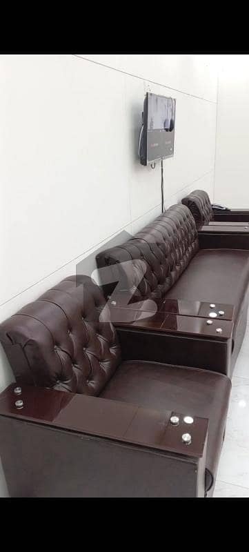 Beautiful Plaza Peace Full Location Lift Available Beautiful Plaza Peace Full Location Lift Available