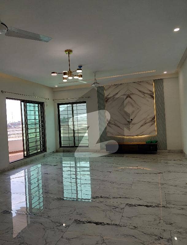 10 Marla Beautiful Apartment Available For Rent 10 Marla Beautiful Apartment Available For Rent