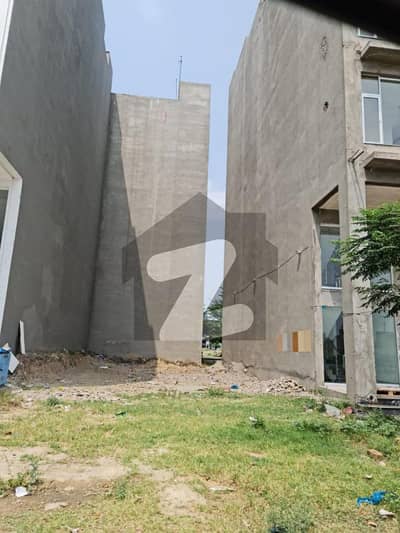 ڈی ایچ اے فیز 7 - سی سی اے 4 ڈی ایچ اے فیز 7,ڈیفنس (ڈی ایچ اے),لاہور میں 8 مرلہ کمرشل پلاٹ 4.95 کروڑ میں برائے فروخت۔