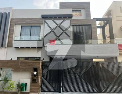 10 Marla Most Beautiful Disgen House For Sale In Bahria Town Lahore