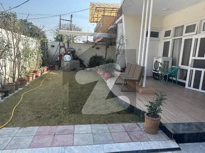حیات آباد فیز 1 حیات آباد,پشاور میں 5 کمروں کا 1 کنال مکان 7.0 کروڑ میں برائے فروخت۔
